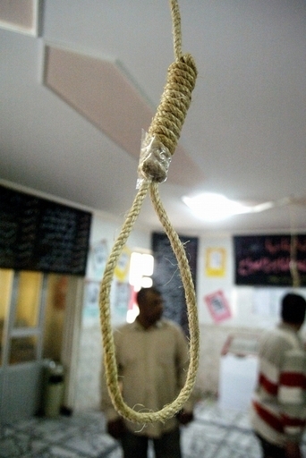 バグダッドで「サダム・フセイン時代の恐怖」展、拷問道具や遺品を展示