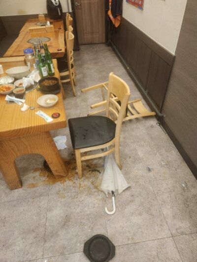 韓国の食堂・他の客巻き込み、酔って料理を叩きつける迷惑客…通報しても来るしつこさ
