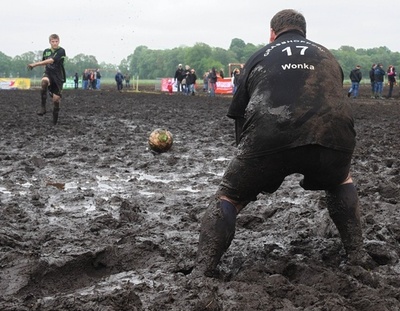 童心に帰ってエンジョイ！ドイツ「泥んこサッカー選手権」