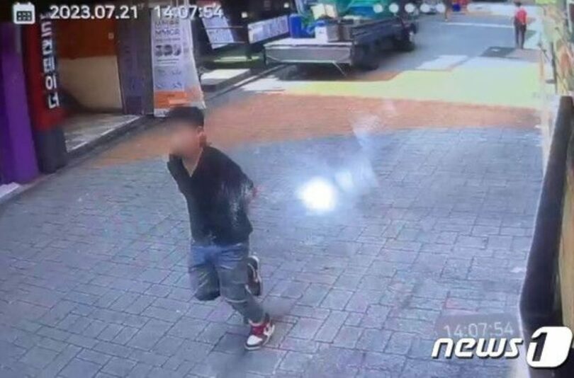 先月21日午後2時7分ごろ、ソウル・新林洞近くで容疑者が逃走する様子（読者提供）(c)news1