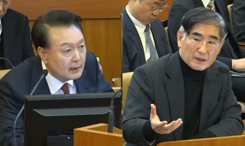 23日、弾劾審判第4回弁論でキム・ヨンヒョン(金龍顕)前国防相に尋問するユン・ソンニョル(尹錫悦)大統領=憲法裁判所提供(c)MONEYTODAY