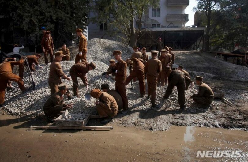 2011年10月、平壌（ピョンヤン）で作業をする北朝鮮労働者(c)NEWSIS