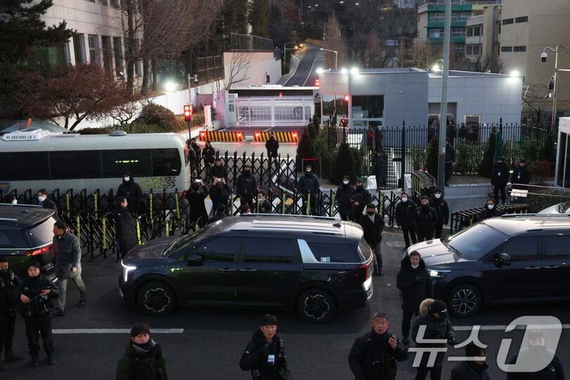 3日午前、大統領官邸入り口に到着した公捜処捜査官ら(c)news1