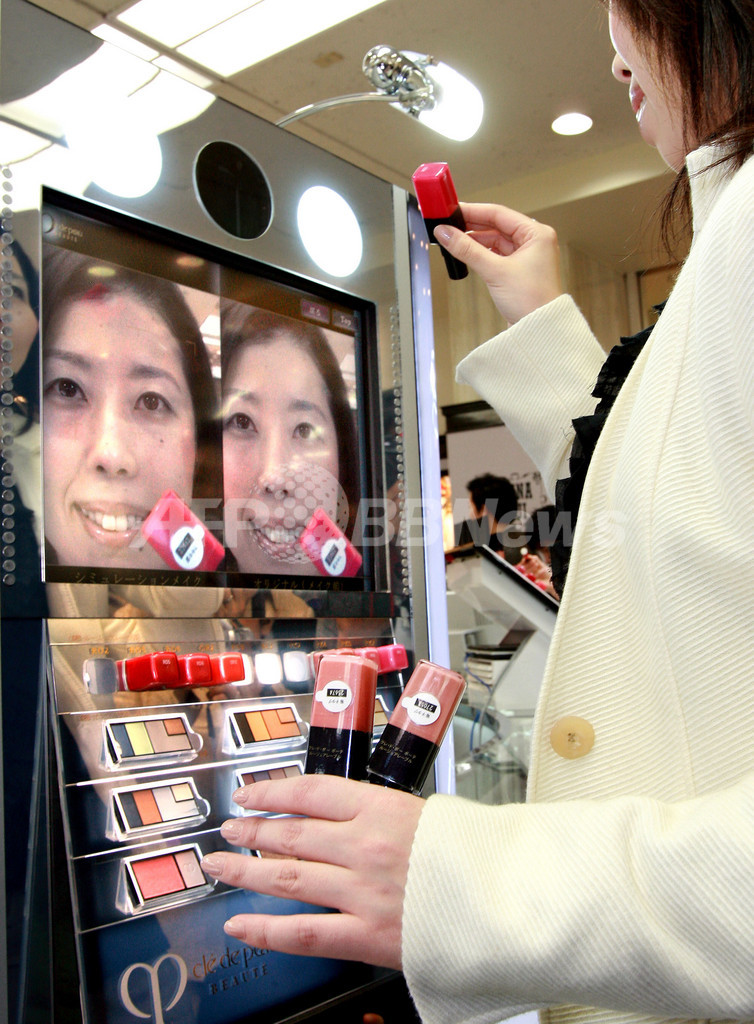 化粧前と化粧後が比較できる未来型化粧品店 東京 写真3枚 国際ニュース Afpbb News