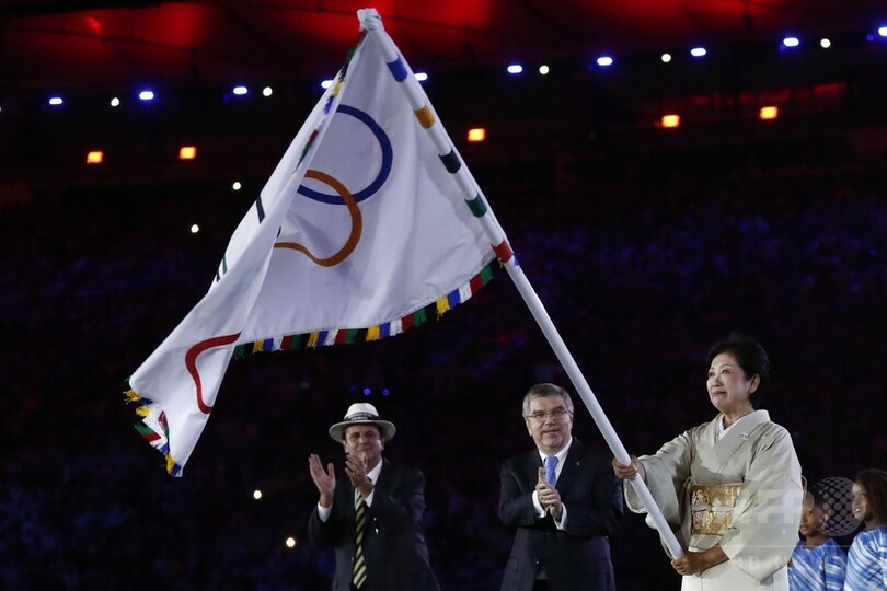 五輪旗がリオから東京へ、小池都知事が引き継ぐ