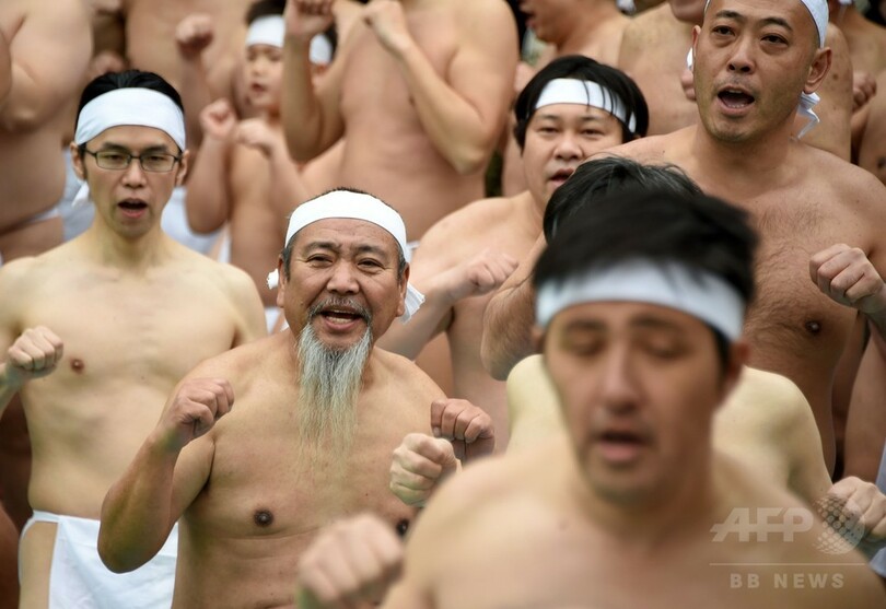 冷水に入って心身清める、鐵砲洲稲荷神社の新年寒中みそぎ