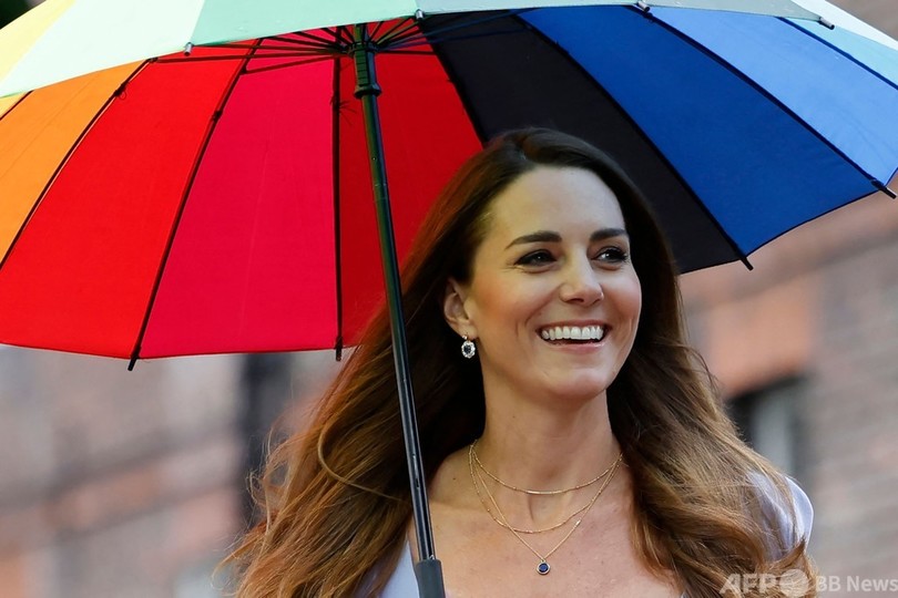 虹色の傘で鮮やかに、英キャサリン妃が宮殿で公務