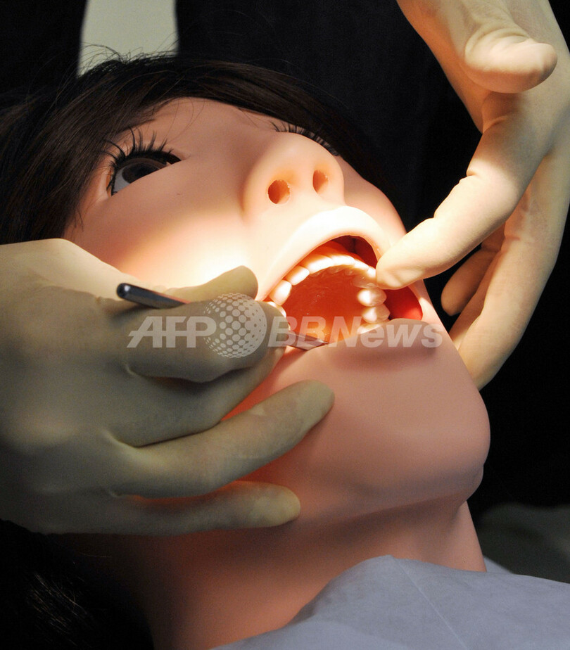 世界初、歯科実習用｢患者ロボット｣公開 昭和大