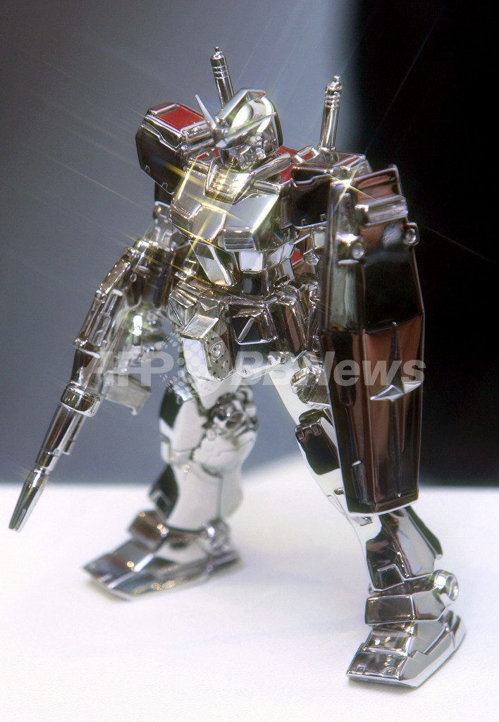 純プラチナ製ガンダム、バンダイと田中貴金属が共同製作 - 東京