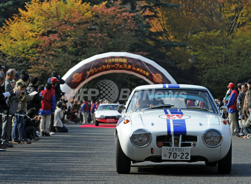 クラシックカー約100台、都内をパレード