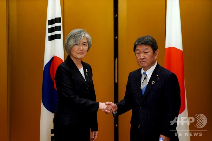 名古屋で日韓外相会談 両国外相が握手を交わす 写真10枚 国際ニュース Afpbb News