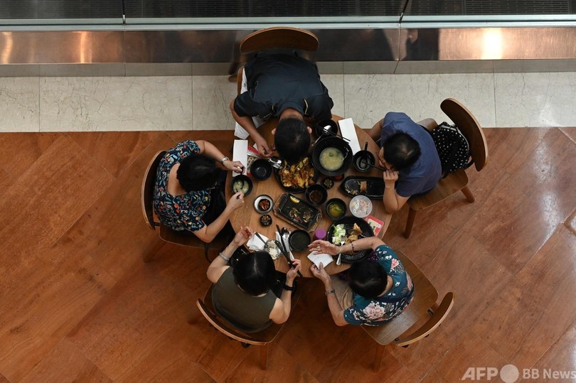 シンガポール、コロナ対策厳格化で外食禁止 対面は2人まで