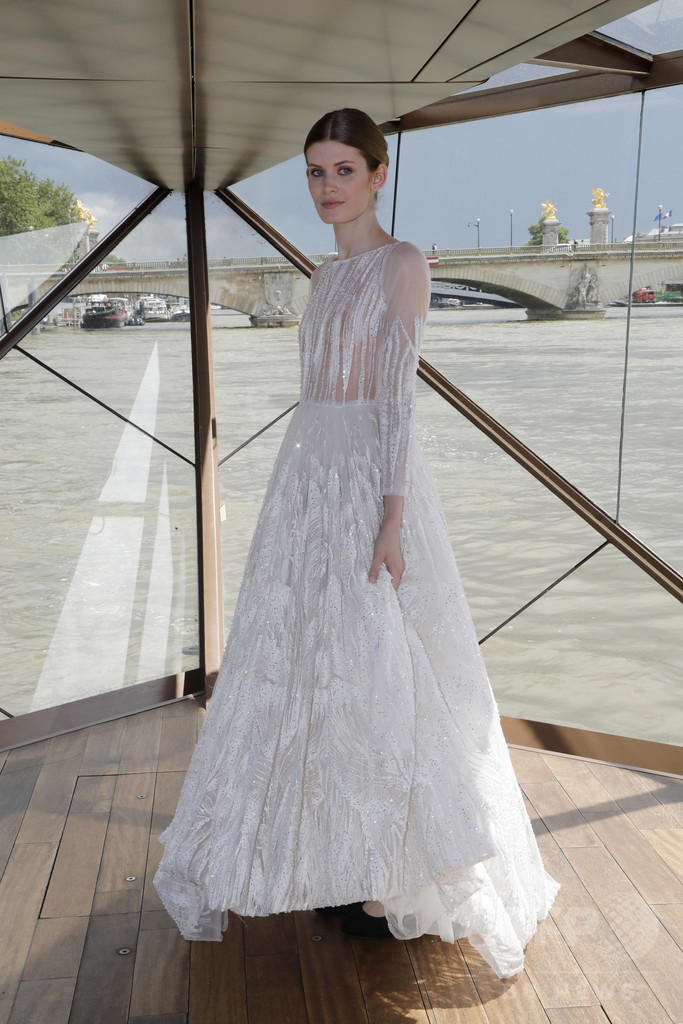 セーヌ川の船上でファッションショー