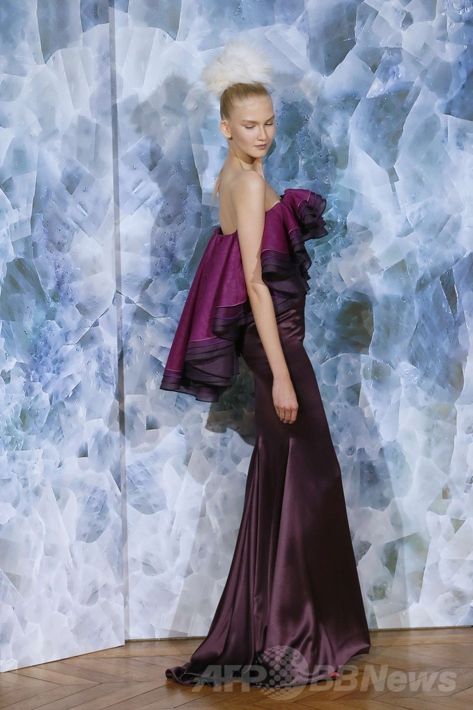 マスキュリンな要素を加えたドレススタイル、「アレクシ・マビーユ」14/15年秋冬オートクチュール