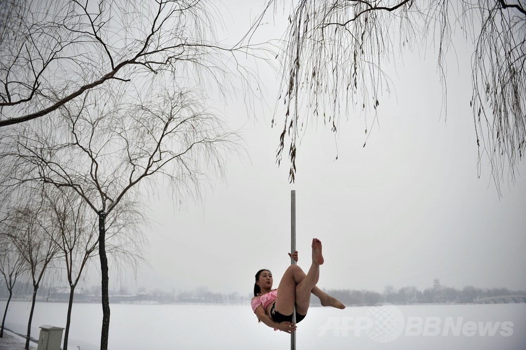 雪の天津で華麗なポールダンス、中国