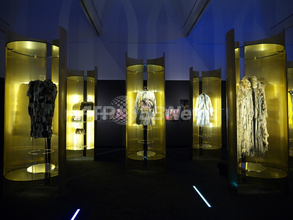 フェンディ世界巡回展「FENDI-UN ART AUTRE」、3日から