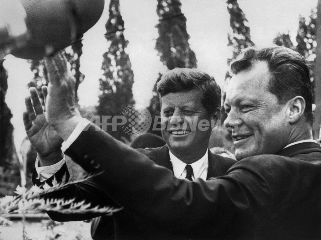 JFケネディアメリカ大統領・ブラントベルリン市長時代の写真 ベルリン演説から50年、ケネディ大統領は「私はドーナツ」と言ったのか