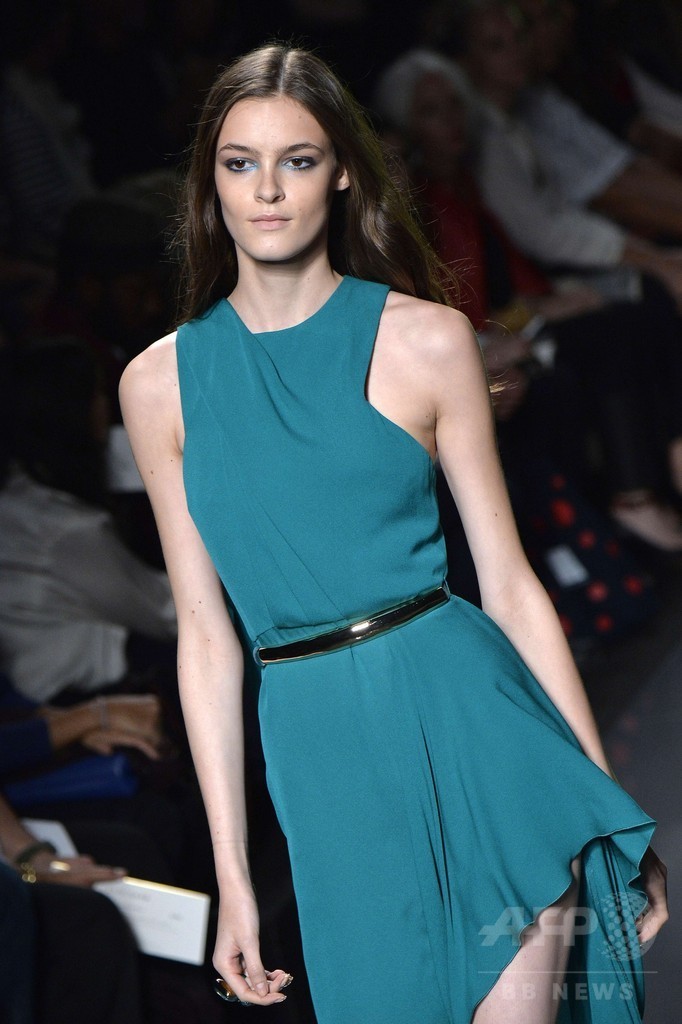 深い海の底への誘い、「エリー・サーブ」15年春夏