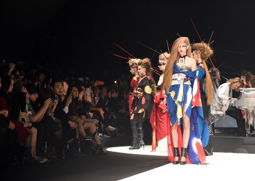 ロックをイメージした「着物」登場、Yoshikiデザイン 東京ファッションウィーク