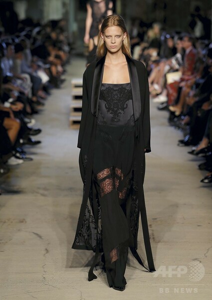 「ジバンシィ」16年春夏コレクション