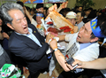 韓国ソウル（Seoul）の金浦空港（Gimpo airport）で、日の丸を破いて自民党の新藤義孝（Yoshitaka Shindo）衆院議員、稲田朋美（Tomomi Inada）衆院議員、佐藤正久（Masahisa Sato）参院議員らの鬱陵島訪問計画に抗議する人々（2011年8月1日撮影）。(c)AFP/JUNG YEON-JE