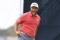 男子ゴルフ米国ツアーのメジャー第3戦、第121回全米オープン選手権最終日。18番でバーディーパットを決め喜ぶジョン・ラーム（2021年6月20日撮影）。(c)Sean M. Haffey/Getty Images/ AFP