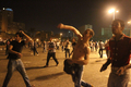カイロ（Cairo）・タハリール広場（Tahrir square）で治安部隊に投石するデモ隊（2011年6月29日撮影）。(c)AFP/KHALED DESOUKI