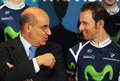 2012年シーズンの新チーム発表記者会見に臨むモビスター・チーム（Movistar Team）のアレハンドロ・バルベルデ（Alejandro Valverde、右）とスペインの通信事業者テレフォニカ（Telefonica）のルイス・アブリル氏（Luis Abril、2012年2月1日撮影）。(c)AFP/DOMINIQUE FAGET