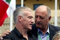 ブラジルのフロリアーノポリス（Florianopolis）で行われたサッカーW杯ブラジル大会（2014 World Cup）へ向けた会合に参加し、写真撮影前に言葉を交わすフランスのディディエ・デシャン（Didier Deschamps、左）監督とブラジルのルイス・フェリペ・スコラーリ（Luiz Felipe Scolari）監督（2014年2月19日撮影）。(c)AFP/VANDERLEI ALMEIDA