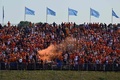 22F1第15戦オランダGP予選。客席で発煙筒をたく観客（2022年9月3日撮影）。(c)ANDREJ ISAKOVIC/ AFP
