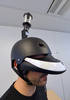 フランスの首都パリ（Paris）で4日、周囲360度を見渡すことができるヘルメット型装置「FlyViz」の試作品が公開された。フランス国立情報学自動制御研究所（Institut National de Recherche en Informatique et en Automatique、INRIA）で披露された「FlyViz」をかぶると、リアルタイムで周囲の様子を360度見渡せる。こうした装置は「FlyViz」が初めて。

写真は、フランス国立情報学自動制御研究所で公開された「FlyViz」（2012年12月4日撮影）。(c)AFP/MIGUEL MEDINA