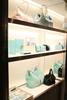 東京・小田急百貨店（Odakyu Department Store）新宿店本館2階にオープンする「ティファニー（Tiffany &amp; Co.）」の新店舗。人気の高いバッグやカードケースなどのレザーコレクショ ン（2012年3月2日撮影）。(c)MODE PRESS