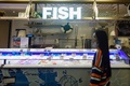 中国・浙江省のスーパーの冷凍輸入魚介類売り場（2020年11月18日撮影、資料写真）。(c)AFP