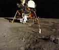 アポロ11号（Apollo XI）のニール・アームストロング（Neil Armstrong）船長が月面上で撮影した、月着陸船のそばで活動するエドウィン・オルドリン（Edwin Aldrin）宇宙飛行士（1969年7月21日撮影）。(c)AFP