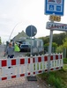 仏東部カルランと独ラウターバッハを隔てる国境で、釣りざおを使ってフランスパンを受け取ったドイツ人のヘルムートさん（2020年4月18日撮影）。(c)JEAN-CHRISTOPHE VERHAEGEN / AFP