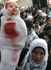 ヨルダン川西岸（West Bank）のベツレヘム（Bethlehem）で、イスラエル軍のガザ進攻に抗議する人々（2009年1月8日撮影）。(c)AFP/MUSA AL-SHAER