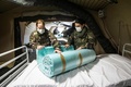 フランス東部ミュルーズの病院で、増床のため野戦病院を設置する仏軍兵士（2020年3月22日撮影）。(c)SEBASTIEN BOZON / AFP
