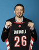 NBAの4チーム間で複数トレードが成立し、オーランド・マジック（%%Orlando Magic%%）のヒド・ターコルー（%%Hedo Turkoglu%%）がトロント・ラプターズ（%%Toronto Raptors%%）に、ラプターズのショーン・マリオン（%%Shawn Marion%%）がダラス・マーベリックス（%%Dallas Mavericks%%）に、マーベリックスのジェリー・スタックハウス（%%Jerry Stackhouse%%）がメンフィス・グリズリーズ（%%Memphis Grizzlies%%）にトレードされることになった。写真はラプターズへの移籍が決まり、新ユニフォームを披露するヒド・ターコルー。（2009年7月9日撮影）(c)AFP/Getty Images/NBAE/Ron Turenne