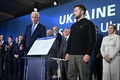 米首都ワシントンで開催された北大西洋条約機構（NATO）首脳会議関連の会合で、会見するジョー・バイデン米大統領とウクライナのウォロディミル・ゼレンスキー大統領（2024年7月11日撮影）。(c)SAUL LOEB / AFP