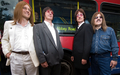 「アビイ・ロード（Abbey Road）」行きのバスの前でポーズを取る、ビートルズ（The Beatles）のトリビュートバンド（2009年8月8日撮影）。(c)AFP/Leon Neal