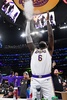 22-23NBAプレーオフ、ウエスタンカンファレンス決勝（7回戦制）、ロサンゼルス・レイカーズ対デンバー・ナゲッツ。試合前にチョークの粉を投げるロサンゼルス・レイカーズのレブロン・ジェームズ（2023年5月20日撮影）。(c)Kevork Djansezian/Getty Images/AFP