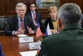 ロシア首都モスクワで、セルゲイ・ショイグ国防相（手前）と会談するジョン・ボルトン米大統領補佐官（左）。ロシア国防省提供（2018年10月23日公開）。(c)AFP PHOTO / RUSSIAN DEFENCE MINISTRY / Vadim SAVITSKY