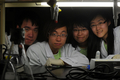 シャーレ内で育つバクテリアを見せる香港中文大学（Chinese University of Hong Kong）の学生チーム（2010年12月28日撮影）。(c)AFP/MIKE CLARKE