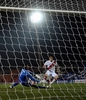 コパ・アメリカ2011（2011 Copa America）1次リーグC組、ペルー対メキシコ。後半38分に先制ゴールを決めるペルーのパオロ・ゲレーロ（Paolo Guerrero、右、2011年7月8日撮影）。(c)AFP/Rodrigo Arangua
