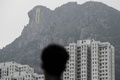 香港（Hong Kong）の獅子山（ライオンロック、Lion Rock）から民主派が下ろした「我要真普選（真の普通選挙を求める）」と書かれた垂れ幕（2014年10月23日撮影）。(c)AFP/Philippe Lopez