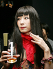 2005年7月25日、東京・銀座のハウス・オブ・シセイドウ（HOUSE OF SHISEIDO ）で開かれた「セルジュ・ルタンス… 夢幻の旅の記録」展に姿をみせた山口小夜子（Sayoko Yamaguchi）さん。(c)AFP/YOSHIKAZU TSUNO
