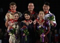 14-15フィギュアスケートグランプリ（GP）シリーズ開幕戦スケート・アメリカ（Skate America 2014）、ペア・フリースケーティング（FS）。表彰式に臨む（左から）2位のへイヴン・デニー（Haven Denney）/ブランドン・フレイジャー（Brandon Frazier）組、優勝した川口悠子（Yuko Kawaguchi）/アレクサンドル・スミルノフ（Alexander Smirnov）組、3位に入った彭程（Cheng Peng、チェン・ペン）/張昊（Zhang Hao、ツァン・ハオ）組（2014年10月26日撮影）。(c)AFP/Getty Images/Jonathan Daniel