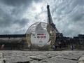 仏パリのエッフェル塔近くに設置された、五輪までの時間を表示する時計（2023年7月25日撮影）。(c)Martin BUREAU / AFP