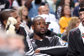 12-13NBAは28日、プレーオフ1回戦（7回戦制）が各地で行われ、マイアミ・ヒート（Miami Heat）は88-77でミルウォーキー・バックス（Milwaukee Bucks）を下し、4連勝でイースタンカンファレンス準決勝進出を決めた。

ベンチで試合を見守るマイアミ・ヒートのドウェイン・ウェイド（Dwyane Wade、2013年4月28日撮影）。(c)AFP/Getty Images/NBAE/ Gary Dineen