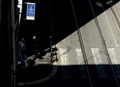 イタリア・ローマ中心部で、マスクを着けて会話する人（2020年4月6日撮影）。(c)Filippo MONTEFORTE / AFP